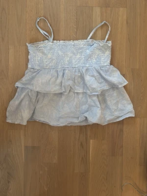 Blå mönstrat topp  - Fin blå vita detaljer med justerar  snören jätte fint skick men är för smått för mig.Priset går att diskuteras💕💕