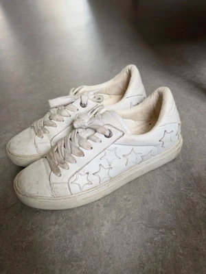 Zadig & Voltaire skor  - Snygga vita sneakers från Zadig & Voltaire med stjärnor. Strl 39 