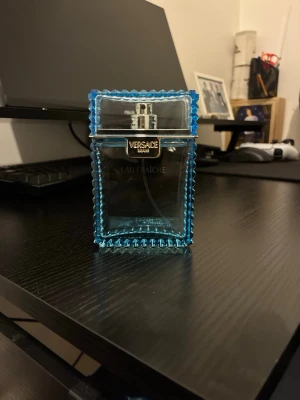 Versace Man Eau Fraîche parfym - Versace Man Eau Fraîche herrparfym med blått, kantigt glasflakong. Sprayflaska med metallfärgad topp, enkel att använda varje dag. Jag säljer detta för att har råd för min pappas födelsedag present.