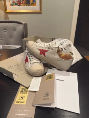 Golden Goose V stars - Golden Goose med en ikonisk röd stjärna på sidan och V- Stars är alltså converse modellen av Golden Goose . Skorna har vita skosnören, klassisk låg modell. Perfekta för en trendig och avslappnad stil. Pris kan kanske diskuteras! Passar 43 och 44. Skorna är nånstans där mittemellan i storlekar. 