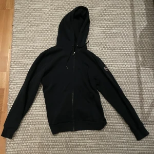 Marin blå Colmar hoodie - Marinblå Colmar zip hoodie i storlek M ny pris 1500 vill du ha några fler bilder eller frågor så är det bara att skriva!