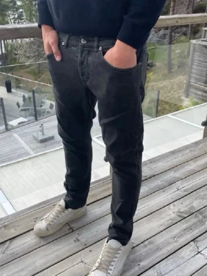 Svarta dondup george jeans - Feta svarta dondups i modellen george, nästan ny skick🤩Hör av dig vid minsta lilla🤝