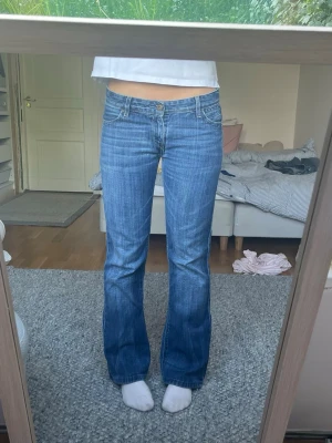 Levi's 572 Bootcut jeans blå - Säljer ett par Levi's 572 bootcut jeans då det är i bra skick och bara använda ett fåtal gånger💕💕