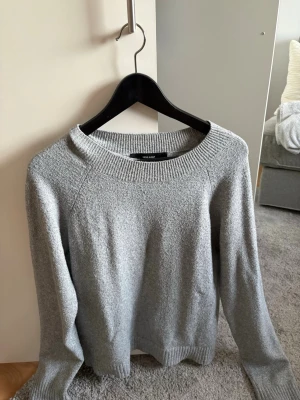 Grå stickad tröja - En grå stickad tröja från vero moda
