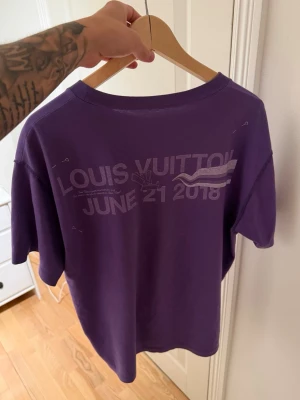 Louis Vuitton X Virgil Abloh - Säljer en Louis Vuitton X Virgil Abloh tisha, denna collab är väldigt eftertraktad och finns väldigt få på marknaden. Tishan sitter perffa på medium / large i mitt tycke beror lite på hur man vill ha den.