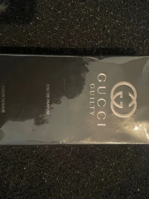 Gucci Guilty Pour Homme Eau de Parfum - Gucci Guilty Pour Homme Eau de Parfum är en lyxig herrparfym i elegant svart förpackning med silverdetaljer och den ikoniska Gucci-loggan. Doften är intensiv och maskulin, perfekt för dig som vill sticka ut med en exklusiv signaturdoft.