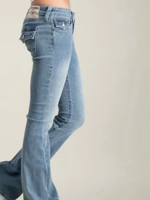 Ljusblå bootcut jeans från True Religion - Snygga ljusblå bootcut jeans från True Religion med klassiska fickdetaljer och synliga sömmar. Jeansen har låg midja, utsvängda ben och är tillverkade i denim med en lätt tvättad look. Perfekta för en avslappnad och trendig stil.