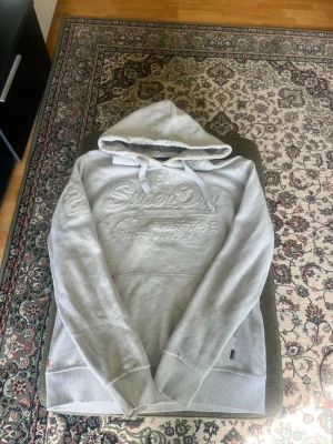 Superdry hoodie - Superdry hoodie i storlek L i mycket bra skick och inga defekter. Skriv vid frågor 