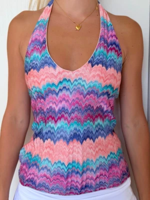 Zigzag sommar topp  - Säljer en Missoni style topp. Den är i perfekt skick, har aldrig använt den. Perfekt för sommaren 💜🩵💛