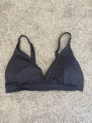 Mörkblå bikinitopp  - Säljer en mörkblå bikinitopp i bra skick från Lindex! 
