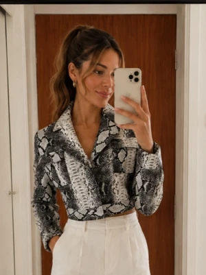 Anna Nooshin x NA-KD snake print cropped jacka 34 y2k biker python snakeskin statement - •Skick: Fint skick! •Storlek: 34.  Cropped jacka från Anna Nooshin x NA-KD med svartvitt snake/python-mönster och markerad silhuett. Väldigt snygg statement-modell som passar perfekt till svart, denim eller helmonokroma outfits. Ger direkt en mer edgy och stylad look.  ●Skickar fort!●