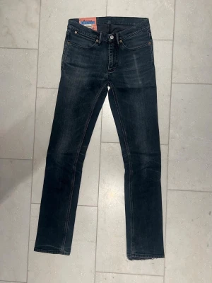 Acne studios jeans - Acne studios jeans i svart/mörk blå färg med skit snyggt slitage. Storlek 28/32. Pris kan sänkas vid snabbt köp! Skriv till mig om du har några frågor!