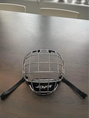 Jofagaller 480 M - Säljer ett klassiskt ishockeygaller från Jofa i silverfärgad metall med svart hakskydd och justerbara remmar. Minimalt med rost