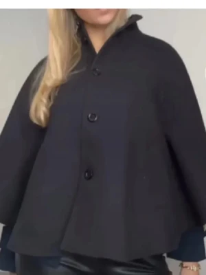 Hm poncho - Säljer denna populära hm poncho i storlek 36/38, i svart. Den är använd men i fint skick, sista bilderna är mina egna där man ser de små defekterna som finns