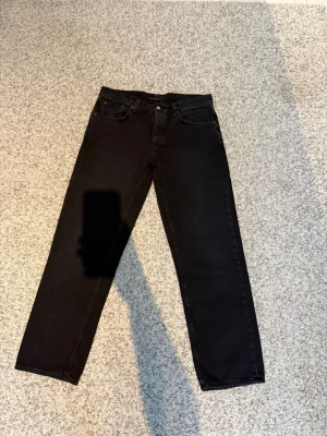 Nudie jeans - Tja jag säljer ett par svarta Nudie jeans.  Passform: Rad Rufus- straight fit.  Storlek W34 L32 Jätte bra skick! Använda fåtal gånger! 
