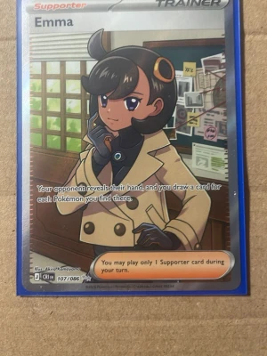 Emma 107/086 fullart  - Säljer Pokémonkortet Emma 107/106. Kortet är i fint skick och har förvarats i sleeve. Ett snyggt Full Art-tränarkort som passar både samlare och spelare.  📍 PSA ≈9-10