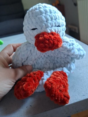 Virkad anka i mjukt garn - Söt handvirkad anka i fluffigt, mjukt garn. Kroppen är ljusblå och näbb samt fötter är orangea. Ankan har broderade ögon och är perfekt som dekoration eller gosedjur. Tillverkad i tjockt, plyschliknande material. Perfekt för babyshower eller som nyföddgåva. 