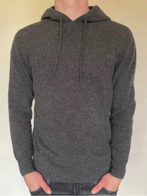 100% Merinoull Hoodie - Hej! Säljer en mycket fin grå stickad hoodie i 100% Högkvalitets Merinoull. Bra passform och oerhört skönt material. 10/10 skick, helt ny. Pris ej hugget i sten!