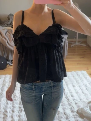 Peplum topp volang - Fin volang topp! Perfekt till fest eller bara sommarn! Bra skick men använd.🤩