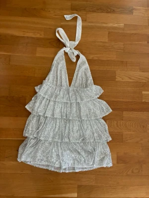 Silver glittrig klänning med paljetter - Säljer silverglittrig klänning. Storlek S. Utmärkt skick. Jag köpte den från Vinted, så jag vet inte om märket, men det kan vara t.ex. Sheins.🤍