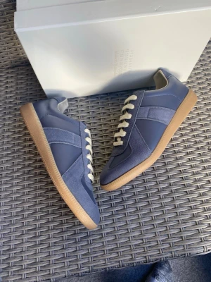 Maison Margiela Gats Blå Pewter - Ett par helt nya Maison Margiela gats blå pewter! skorna är helt nya och alldrig används och kvitto finns såklart! 