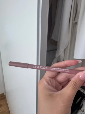 Isadora läppenna Bare Beige - Läppenna från Isadora i färgen 01 Bare Beige. Pennan är smal och har en mjuk, krämig formula som är lätt att applicera. Den är longwear och transfer-proof, perfekt för att definiera läpparna med en naturlig beige nyans. Endast testad en gång, men har två stycken så säljer en