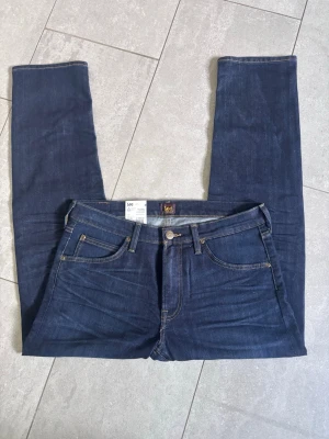 Lee Jeans  - Helt nya lee jeans, prislapp är kvar - Storlek W33 L30 - Daren Zip Fly, Regular Straight - Skick 10/10 - hör av dig vid minsta fundering!