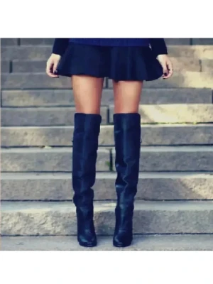 Stövlar - Svarta overknee stövlar från H&M Paris Runway collection AW 13. Helt nya med lappen kvar. Äkta läder och klackhöjd ca 10 cm. Nypris ca 2000.