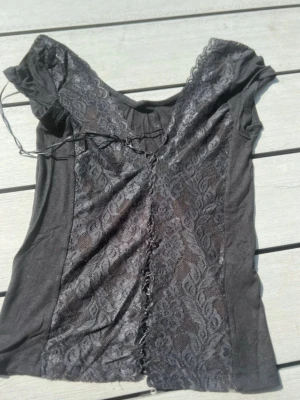 Topp - Säljer denna topp. Står ej storlek men skulle säga det är mellan M-S. Mycket fint skick. Vid intresse är det bara att höra av sig ❣️