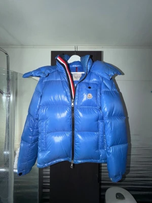 Moncler Montbeliard - Moncler Montbeliard  -Storlek 1 sitter större (som Maya size 2) - Fint använt skick -2 olika dragkedjor att välja mellan, helsvart eller moncler’s färger