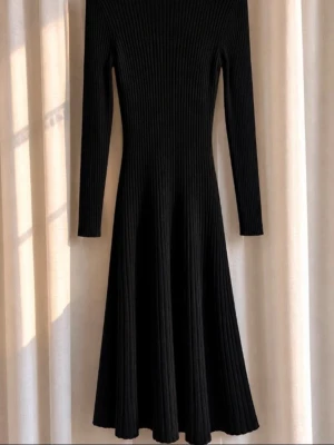 MAX&Co svart ribbstickad midi/maxiklänning ✨🖤 - Elegant svart ribbstickad klänning från MAX&Co med exklusiv design och fantastiskt fall. Den figurnära överdelen övergår i en vackert utsvängd kjol som ger en tidlös och lyxig silhuett.  Perfekt till middag, fest, kontor, höst, vinter eller när du vill vara elegant utan ansträngning 🖤  ✔ Premium märke MAX&Co✔ Stretchig och bekväm✔ Smickrande passform✔ Tidlös modell✔ Snabb leverans  En klassisk investering som aldrig går ur stil. Säkra den innan nästa event – svårt att hitta MAX&Co till detta pri