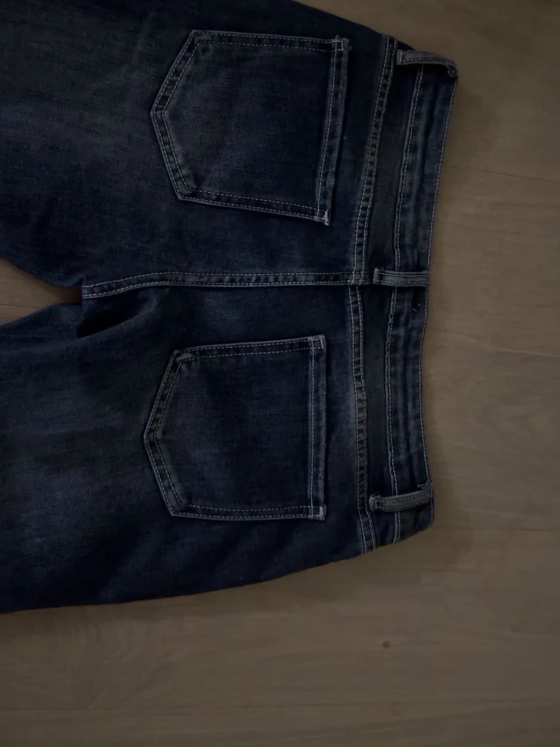 Mörkblå utsvängda jeans med slitningar - 2