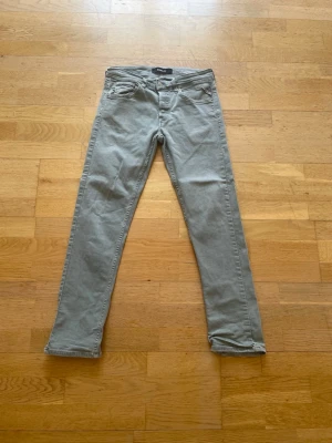 Ljusgråa  replay jeans  - Säljer ett par ljusgråa  replay. Jeansen har klassisk femficksdesign. W 28 L 30