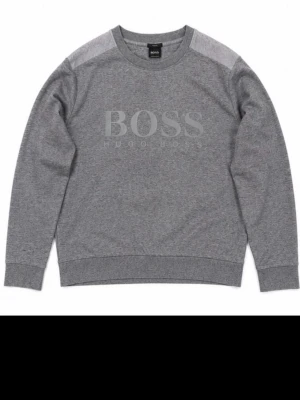 Hugo boss tröja - Tunn  skön hugo boss tröja. Storlek L men den är slim fit så funkar för M med. Det är ljusblått på kanterna av den stora loggan där fram men lite svårt att se på bild. 