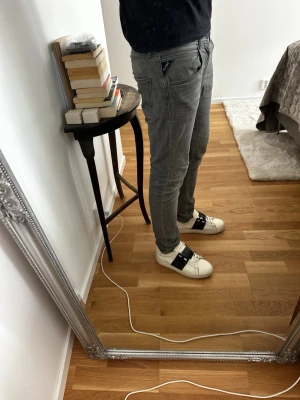 Gråa skinny Replay jeans - Säljer ett par gråa skinny Replay jeans med dragkedjedetalj vid fickan. Jeansen har klassisk femficksmodell och smal passform som sitter tight längs benen. Perfekta för dig som gillar en modern och stilren look. Jeansen är 158 cm, 14A