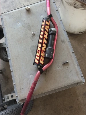 Renthal styre i rosa aluminium - Säljer ett rosa styre från Renthal i aluminium med svart och gul skyddspad. Perfekt för dig som vill uppgradera din cross eller dirtbike med en cool och tålig detalj. Passar de flesta modeller med standardfäste.