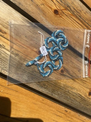 Handgjort armband - Ett handgjort armband i blått, vitt och svart. För dig som vill ha ett roligt armband med färg i sommar. Skriv för fler frågor🤍
