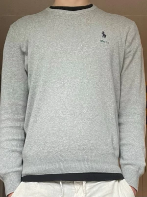 Polo Ralph lauren crewneck  - Polo Ralph lauren sweatshirt/crewneck  Storlek S, passar även M  Använd men i mycket bra skick (se bild)   Äkta ( kolla QR - kod )   Tveka ej på höra av er vid fundering eller detta monsterköp😀🤝