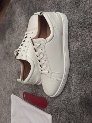 Vita sneakers från Christian Louboutin - Helt nya loubs storlek 43 oanvända inga byten. Du får endast skorna med 
