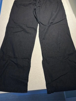 Svarta mjukisbyxor från Lindex - Svarta mjukisbyxor från Lindex i storlek 164. Byxorna har resår i midjan och är tillverkade i ett mjukt och bekvämt material. Perfekta för chill dagar hemma eller när du vill ha det extra skönt.