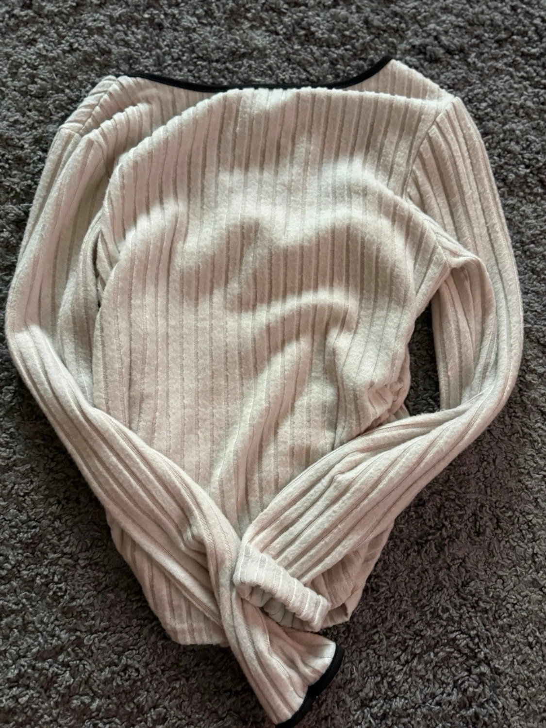 Beige ribbad tröja med svart kant - 1