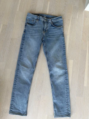 Blå jeans från J.Lindeberg - Snygga blå jeans från J.Lindeberg i klassisk femficksmodell. Jeansen har en rak passform och är tillverkade i denim med lätt tvättad look. Perfekta för dig som gillar stilrena och tidlösa jeans med modern känsla.