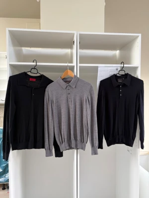 3 st långärmade pikétröjor - Tre stilrena långärmade pikétröjor i svart och grått. Alla har krage och knappar framtill, perfekta för en clean och klassisk look. Materialet känns mjukt och lätt, passar bra till både jeans och chinos. Säljes tillsammans. 1-400, 2-700 3-1000. Dom med strl M är små som S!!