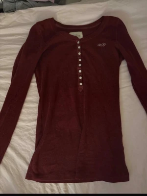 Hollister henley - Hollister henley size xs, fits s aswell. Decent condition, no photos on