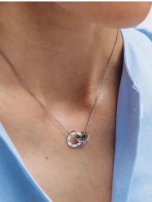 Silverfärgat halsband med cirklar - Snyggt halsband i silverfärg med två sammanlänkade cirklar, båda dekorerade med gnistrande stenar. Lådan finns ej kvar men kan skicka i en annan😊