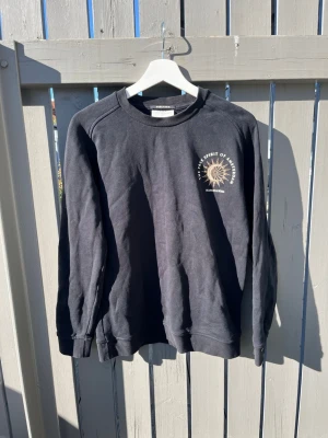 Svart tröja från Scotch and Soda - Svart tröja från Scotch and Soda i storlek 14 vilket innebär ca 172 cm. Bra skick. Säljer då jag inte använder den något. Hör av dig vid frågor och funderingar!