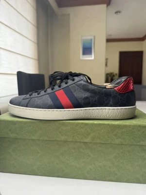 Gucci Ace  - Säljer ett par svarta Gucci Ace sneakers, skorna är k väldigt bra skick och sparsamt använda. Kartongen, dustbagen och Gucci påsen medföljer. Skorna är i storlek 42 och sitter true to size. Perfekta skor nu för sommaren☀️☀️, för fler bilder eller vid minsta fundering tveka inte på att höra av dig. Kan gå ner i pris vid snabb och smidig affär. Självklart så tvättas skorna innan dom skickas🙌🙌