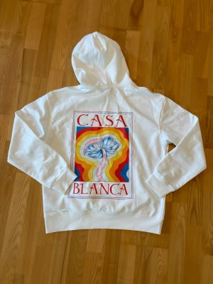 Vit Casablanca hoodie S - Säljer min Casablanca hoodie i storleken S. Prislappen sitter fortfarande kvar och tröjan är i bra skick. Hör av dig vid funderingar. Skickas snabbt📦