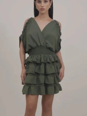Volang klänning  - Jätte vacker slutsåld på zalando. Original pris är 599kr. Står att det är en storlek M men jag som har S och XS har haft den eftersom att den är stretchig. Super somrig och skön passar perfekt för skolavslutning osv. 