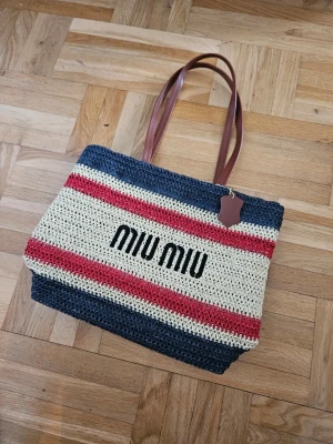 Miu Miu woven Tote Bag - Miu Miu Woven Tote Bag perfekt för sommaren